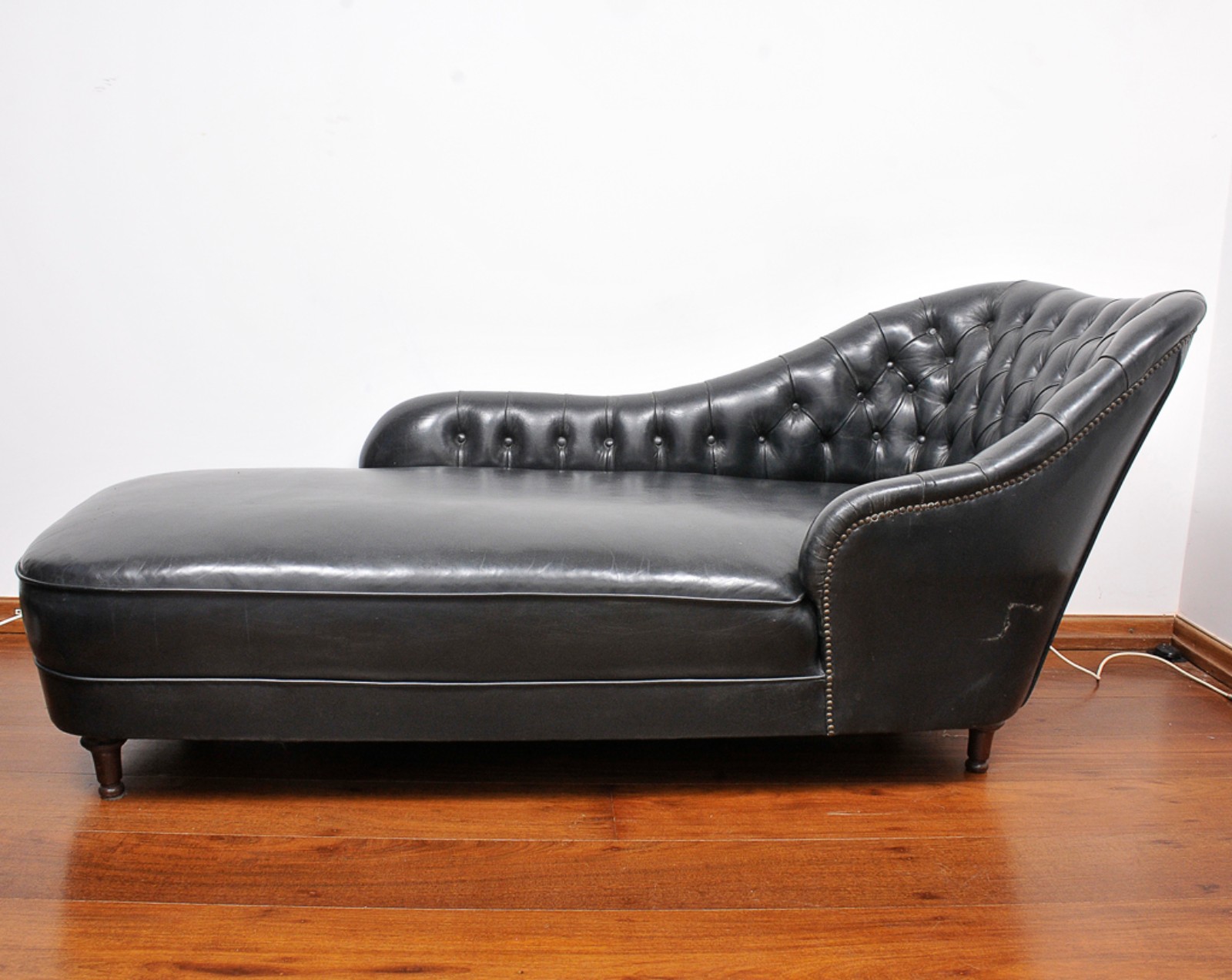 Chaise long estilo inglesa do século XX em couro Preto com encosto... - foto 3 de 4