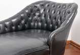 Chaise long estilo inglesa do século XX em cour... - Chaise long estilo inglesa do século XX em couro Preto com encosto capitone, pés em madeira nobre <br>