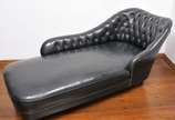Chaise long estilo inglesa do século XX em cour... - Chaise long estilo inglesa do século XX em couro Preto com encosto capitone, pés em madeira nobre <br>