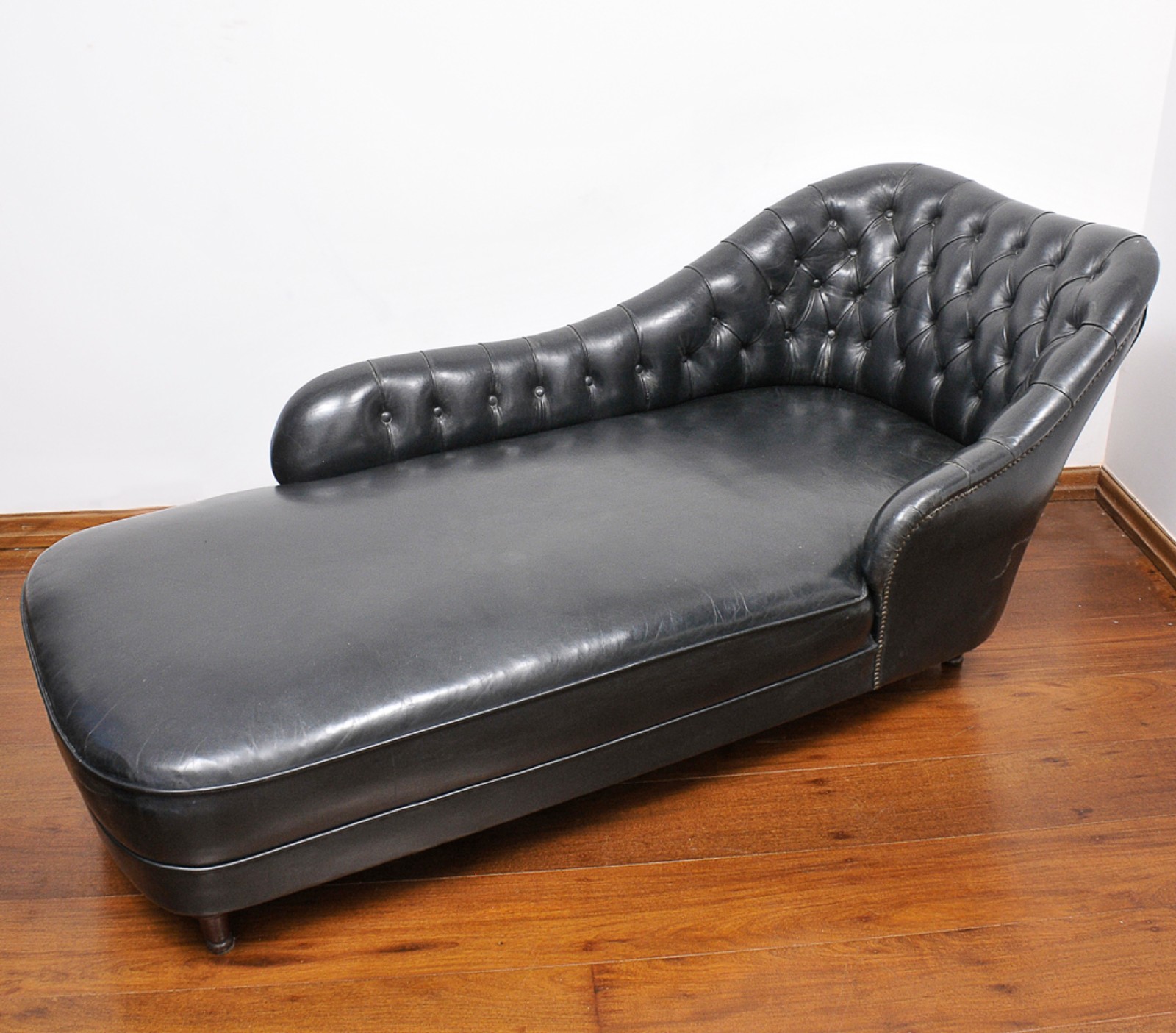 Chaise long estilo inglesa do século XX em couro Preto com encosto... - foto 2 de 4