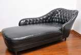 Chaise long estilo inglesa do século XX em cour... - Chaise long estilo inglesa do século XX em couro Preto com encosto capitone, pés em madeira nobre <br>
