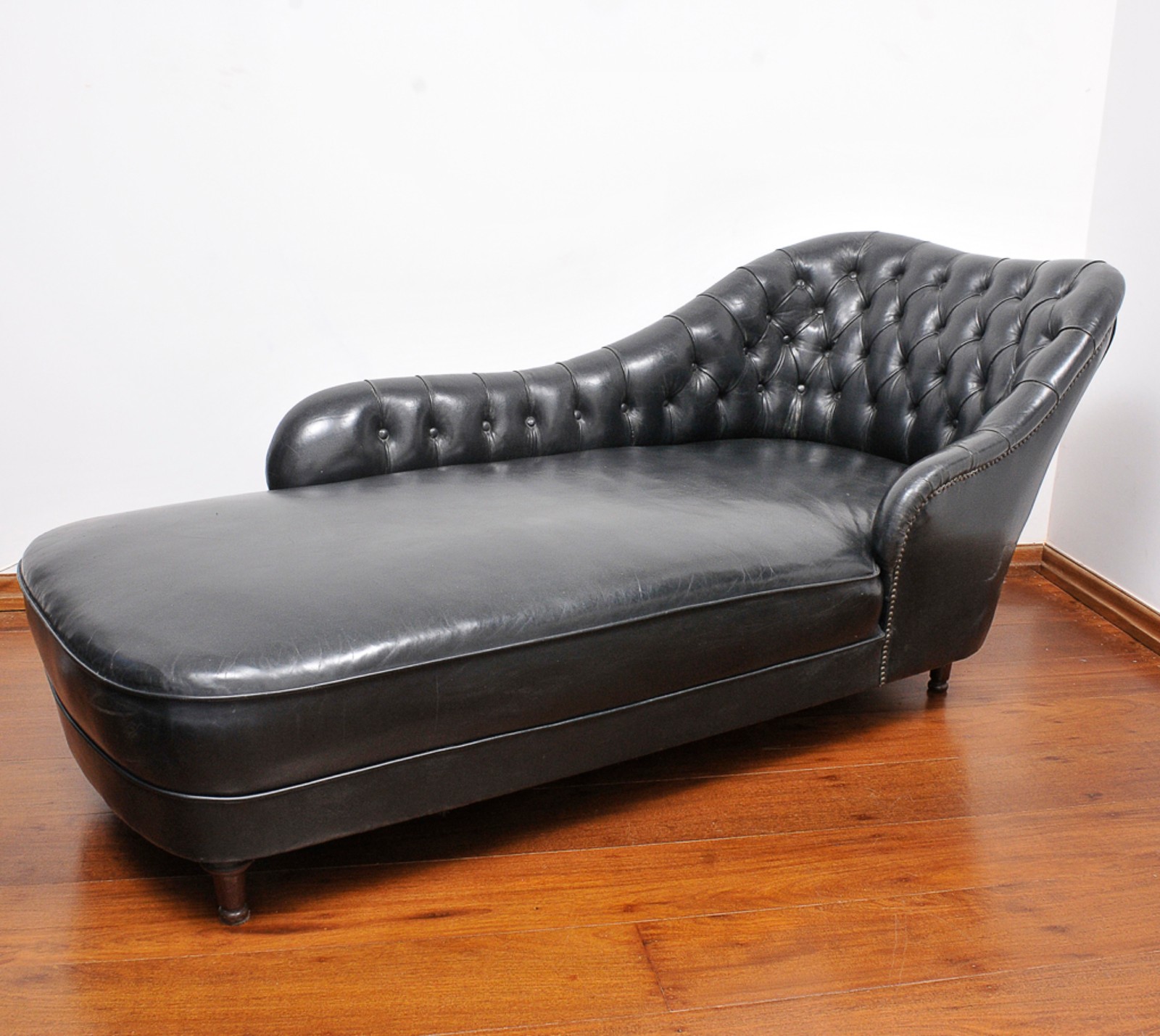 Chaise long estilo inglesa do século XX em couro Preto com encosto... - foto 1 de 4