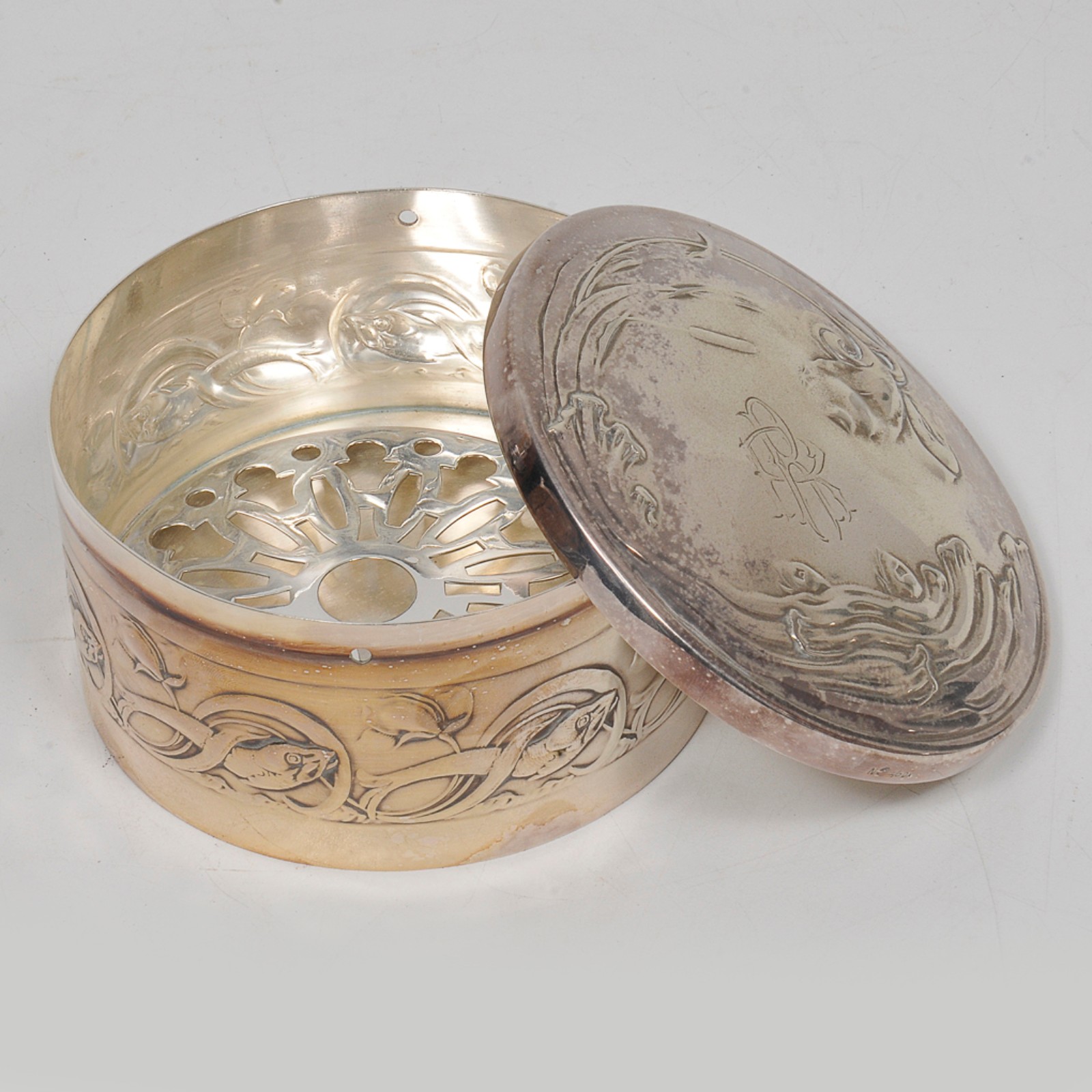 Pequena caixa porta algodão Art Nouveau de formato circular em metal... - foto 2 de 3