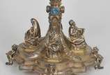 Ostensório em prata e vermeil, ornamentado por ... - Ostensório em prata e vermeil, ornamentado por medalhões com personagens bíblicos e cenas esmaltadas em policromia, realçado por santos em alto ...