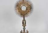 Ostensório em prata e vermeil, ornamentado por ... - Ostensório em prata e vermeil, ornamentado por medalhões com personagens bíblicos e cenas esmaltadas em policromia, realçado por santos em alto ...