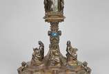 Ostensório em prata e vermeil, ornamentado por ... - Ostensório em prata e vermeil, ornamentado por medalhões com personagens bíblicos e cenas esmaltadas em policromia, realçado por santos em alto ...