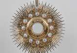 Ostensório em prata e vermeil, ornamentado por ... - Ostensório em prata e vermeil, ornamentado por medalhões com personagens bíblicos e cenas esmaltadas em policromia, realçado por santos em alto ...