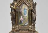 Ostensório em prata e vermeil, ornamentado por ... - Ostensório em prata e vermeil, ornamentado por medalhões com personagens bíblicos e cenas esmaltadas em policromia, realçado por santos em alto ...