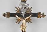 Imagem representado Cristo crucificado em marfi... - Imagem representado Cristo crucificado em marfim, com policromia e detalhes em ouro, Indo-português. Cruz em madeira com douração. Apresenta res...