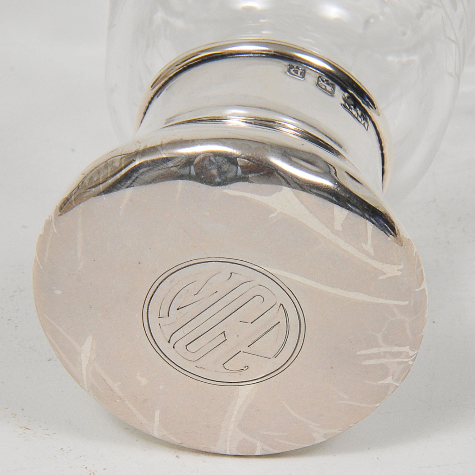 Perfumeiro inglês em cristal de formato piriforme ornado com... - foto 4 de 4