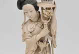 Escultura em marfim oriental do séc. XX represe... - Escultura em marfim oriental do séc. XX representando Gueixa com lanterna,Apoiada sobre base de madeira.