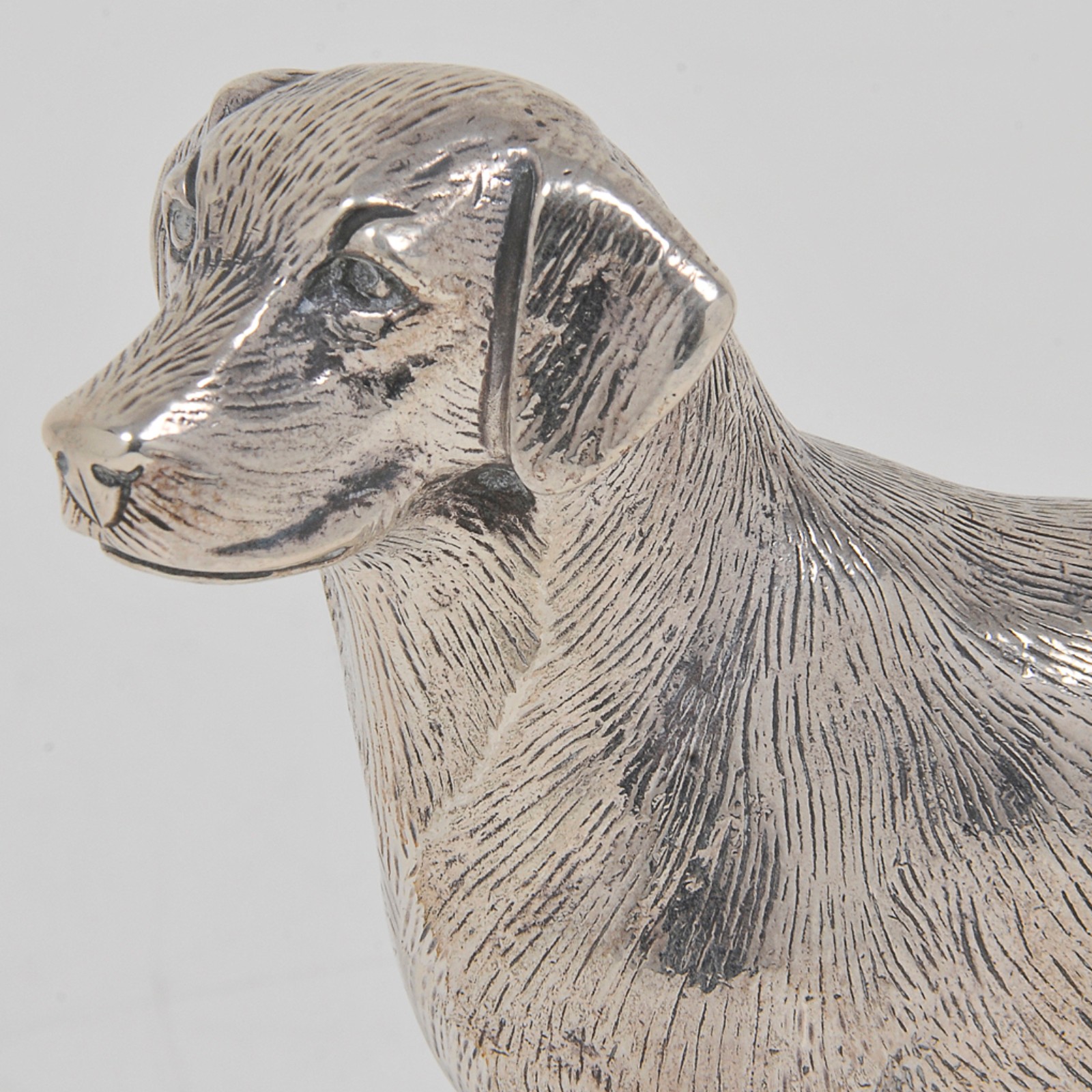 Estatueta em prata inglesa representando cão de caça. Contrastes de... - foto 3 de 3