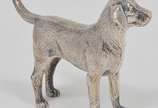 Estatueta em prata inglesa representando cão de... - Estatueta em prata inglesa representando cão de caça. Contrastes de Burmingham de 1978, marca do prateiro A.E.J<br><br><br>Por questões de segur...