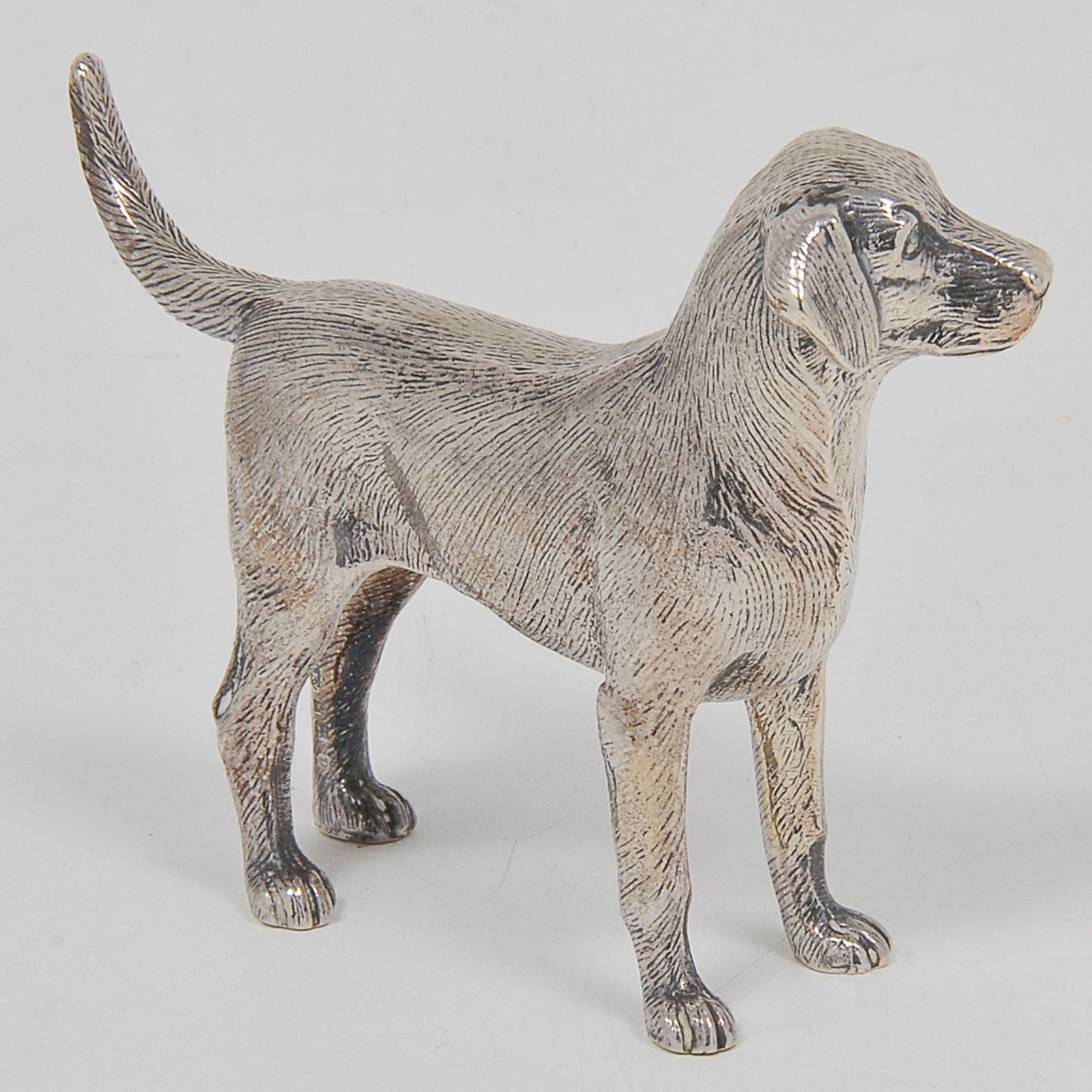 Estatueta em prata inglesa representando cão de caça. Contrastes de... - foto 2 de 3