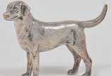 Estatueta em prata inglesa representando cão de... - Estatueta em prata inglesa representando cão de caça. Contrastes de Burmingham de 1978, marca do prateiro A.E.J<br><br><br>Por questões de segur...