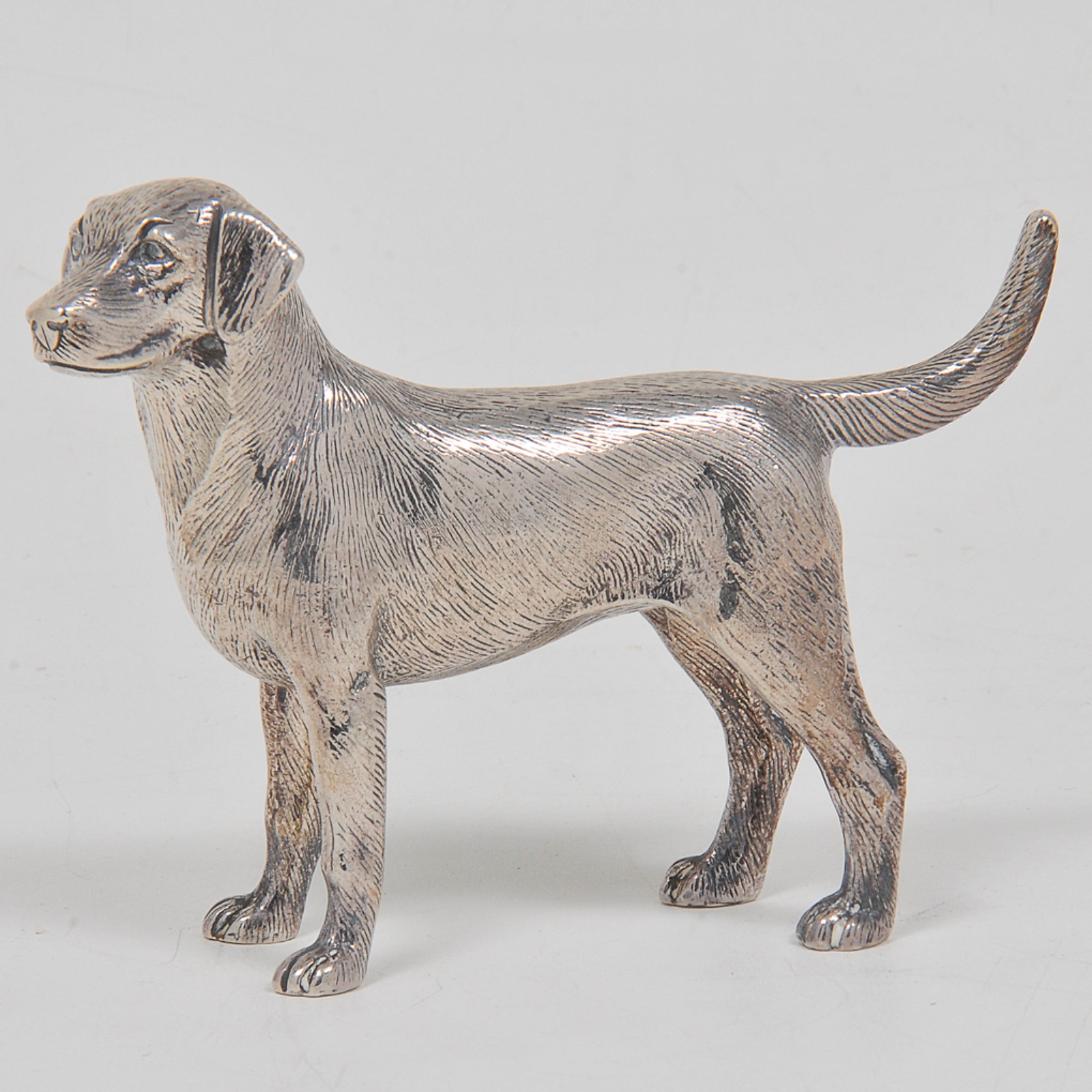 Estatueta em prata inglesa representando cão de caça. Contrastes de... - foto 1 de 3