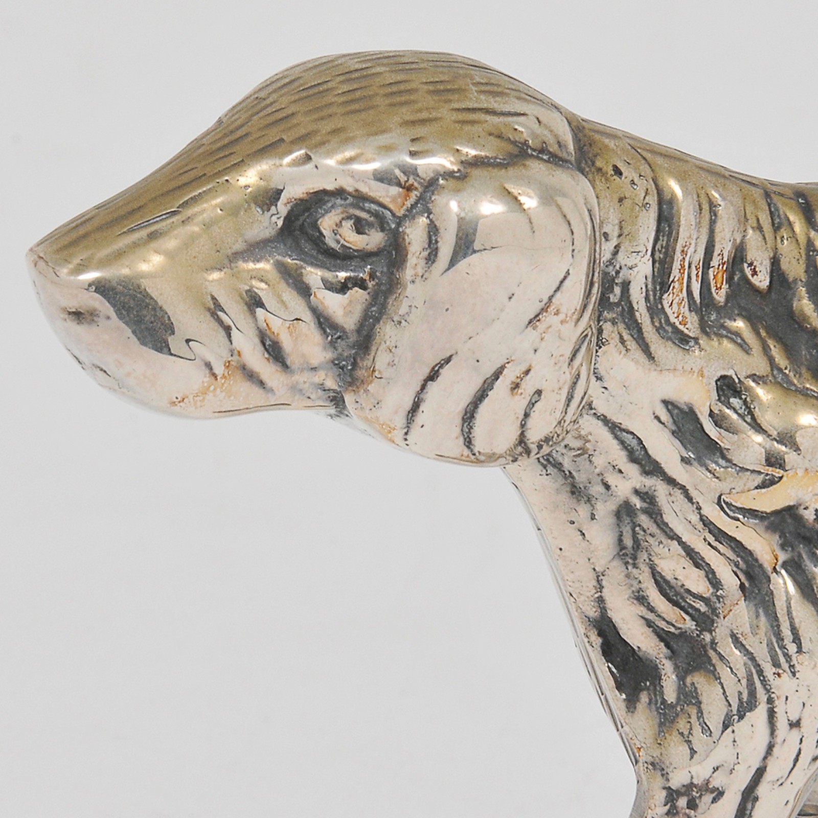 Estatueta em metal prateado europeu no formato de cão de caça - Séc... - foto 3 de 3