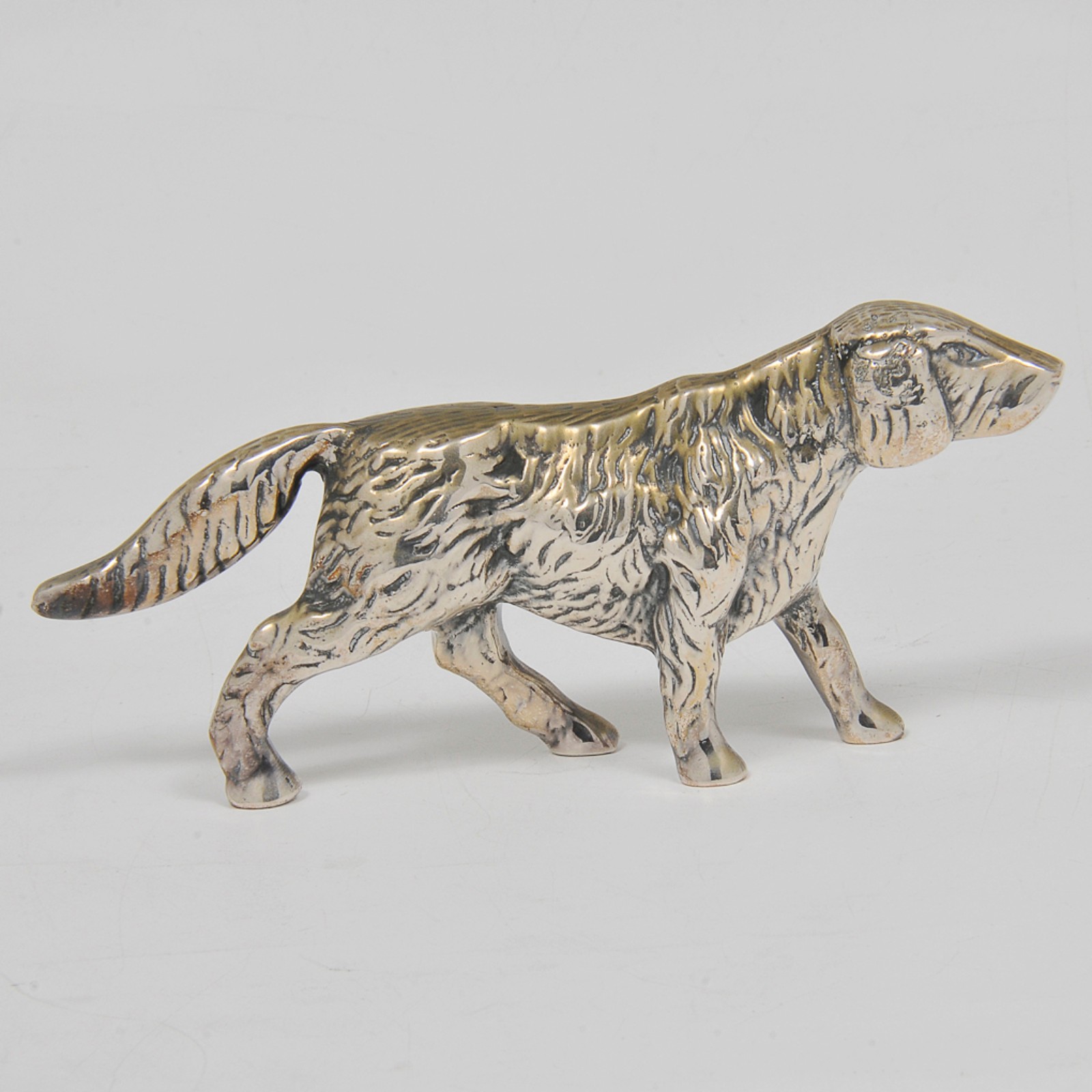Estatueta em metal prateado europeu no formato de cão de caça - Séc... - foto 2 de 3