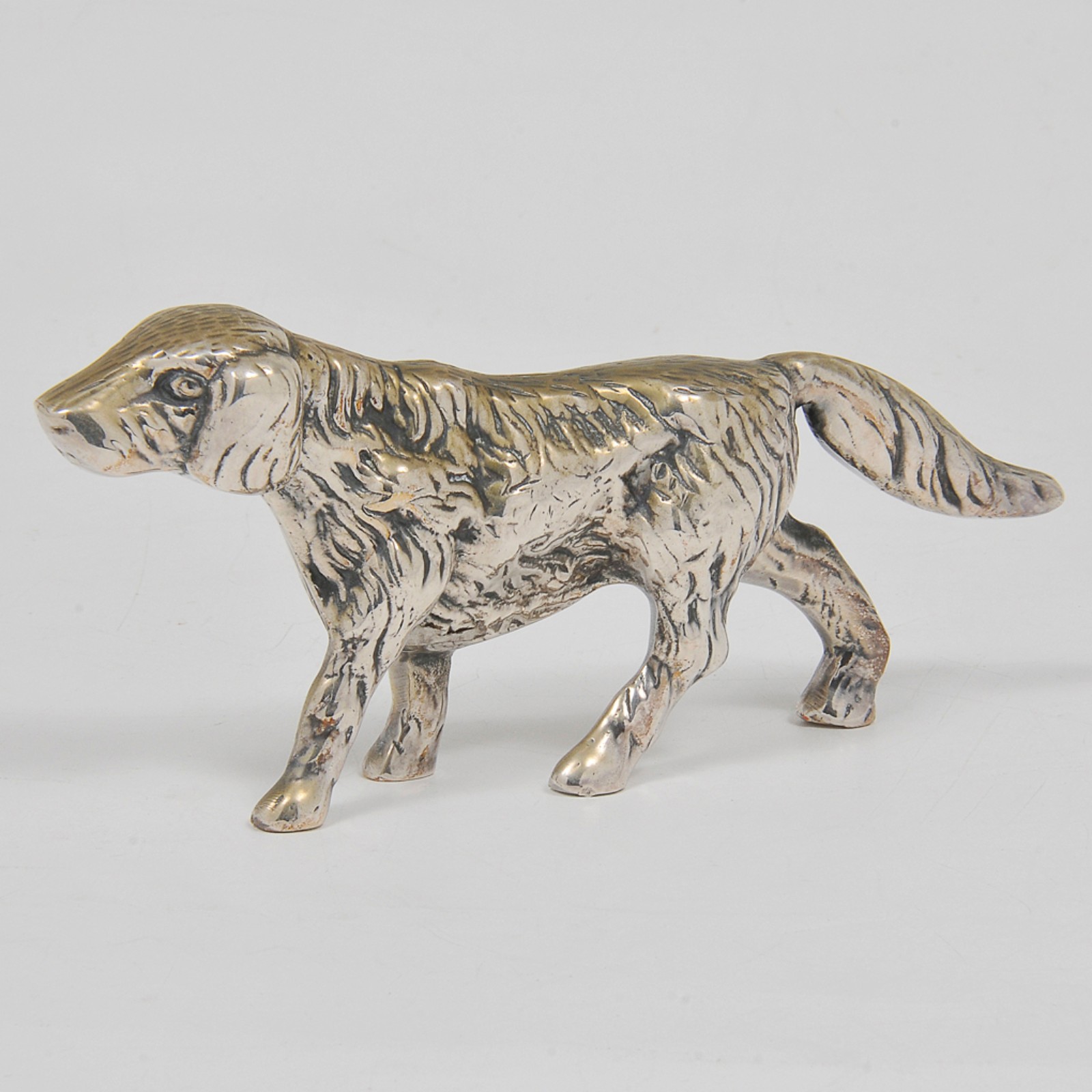 Estatueta em metal prateado europeu no formato de cão de caça - Séc... - foto 1 de 3