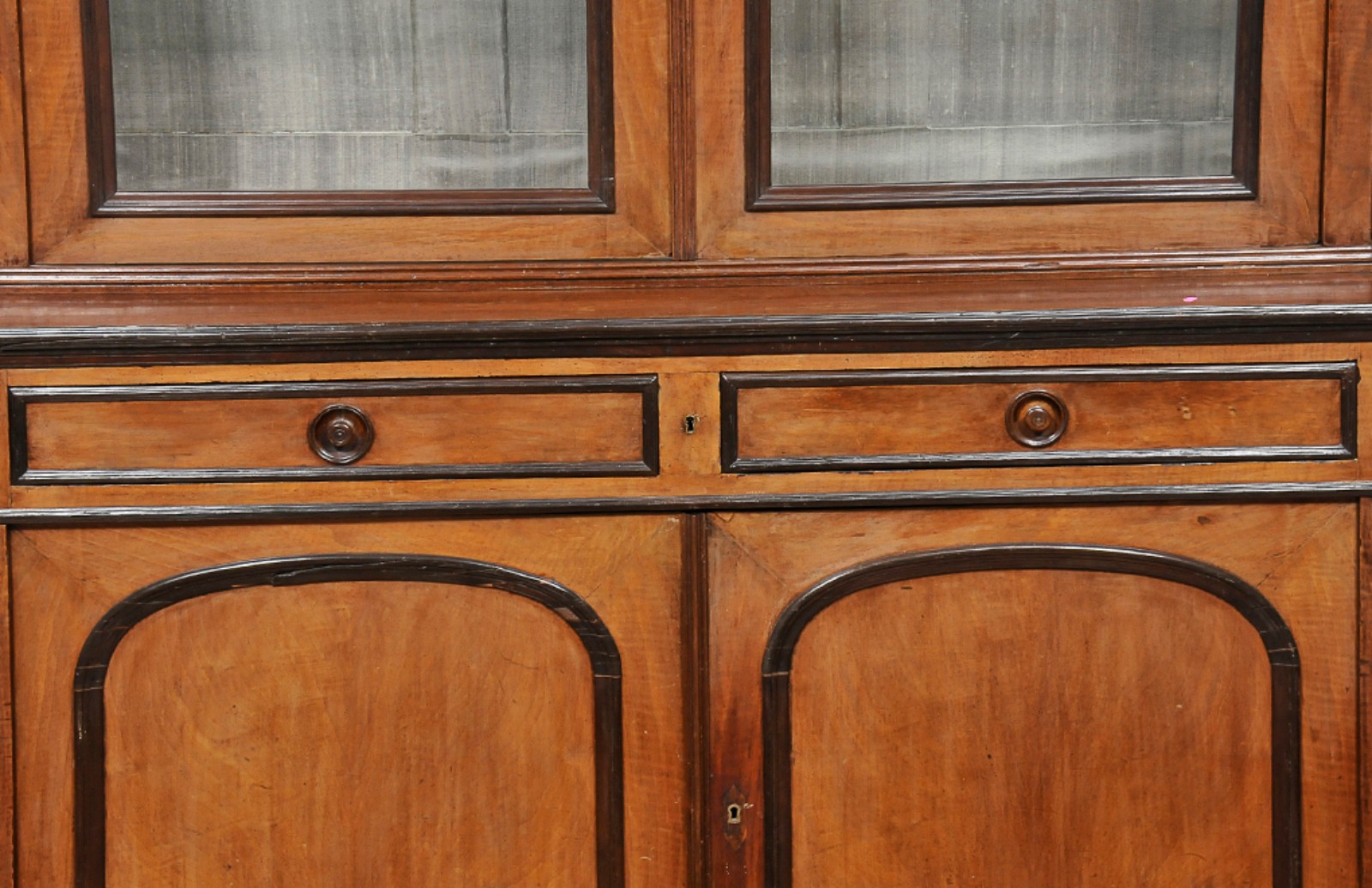 Bookcase inglês estilo Georgiano em madeira clara e lustrada... - foto 2 de 5