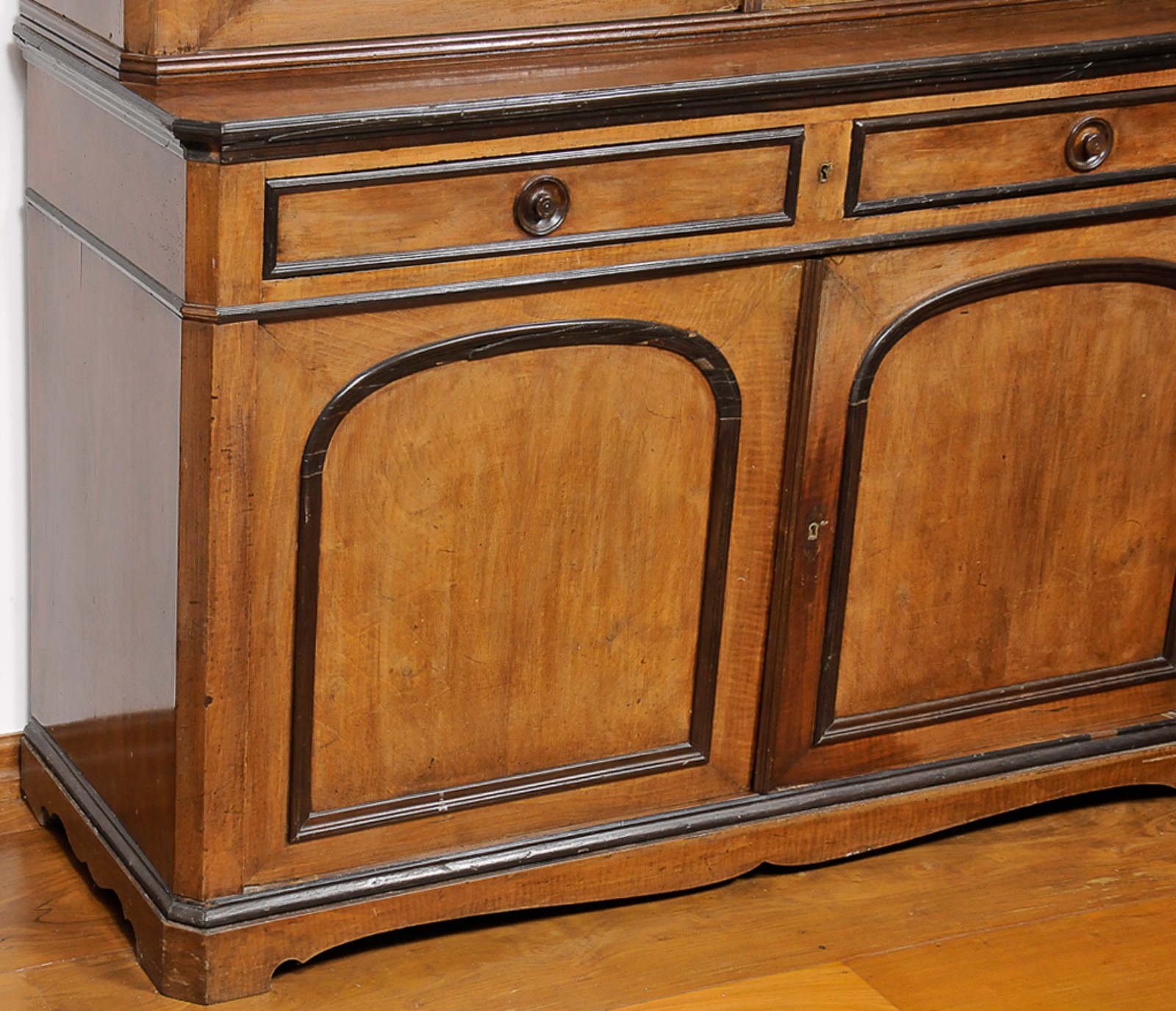 Bookcase inglês estilo Georgiano em madeira clara e lustrada... - foto 4 de 5