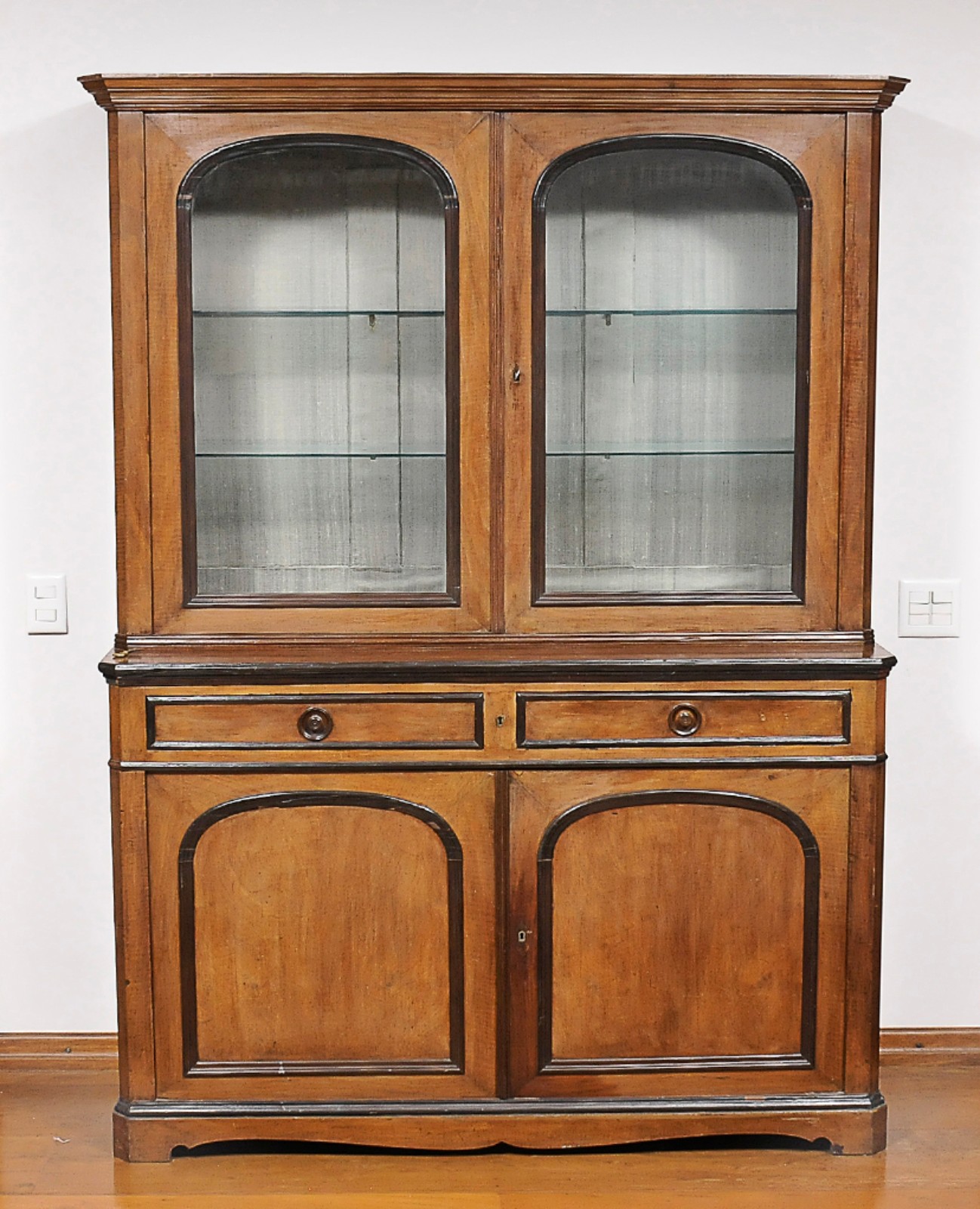 Bookcase inglês estilo Georgiano em madeira clara e lustrada... - foto 1 de 5
