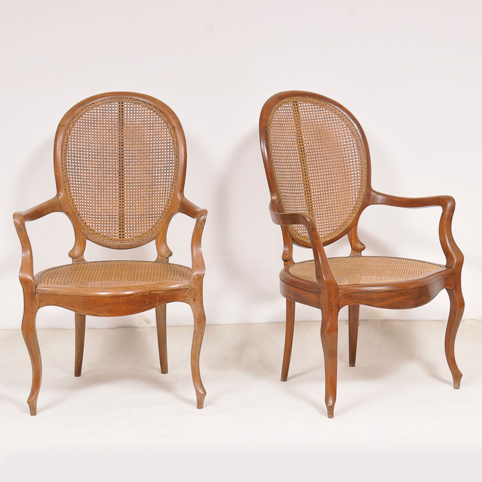 Par de elegantes poltronas medalhão em madeira de lei com assento e... - foto 1 de 4