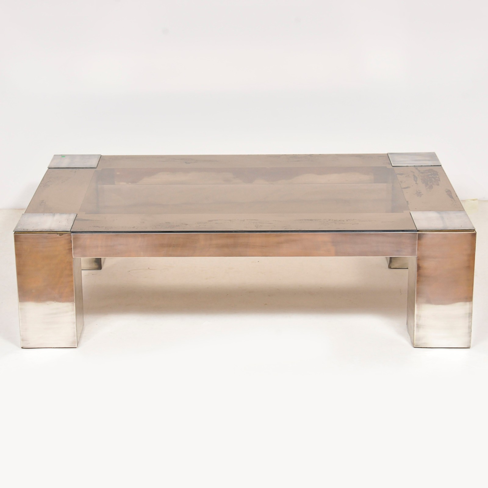 Mesa de centro com estrutura em aço e tampo em vidro fumê. - foto 1 de 2