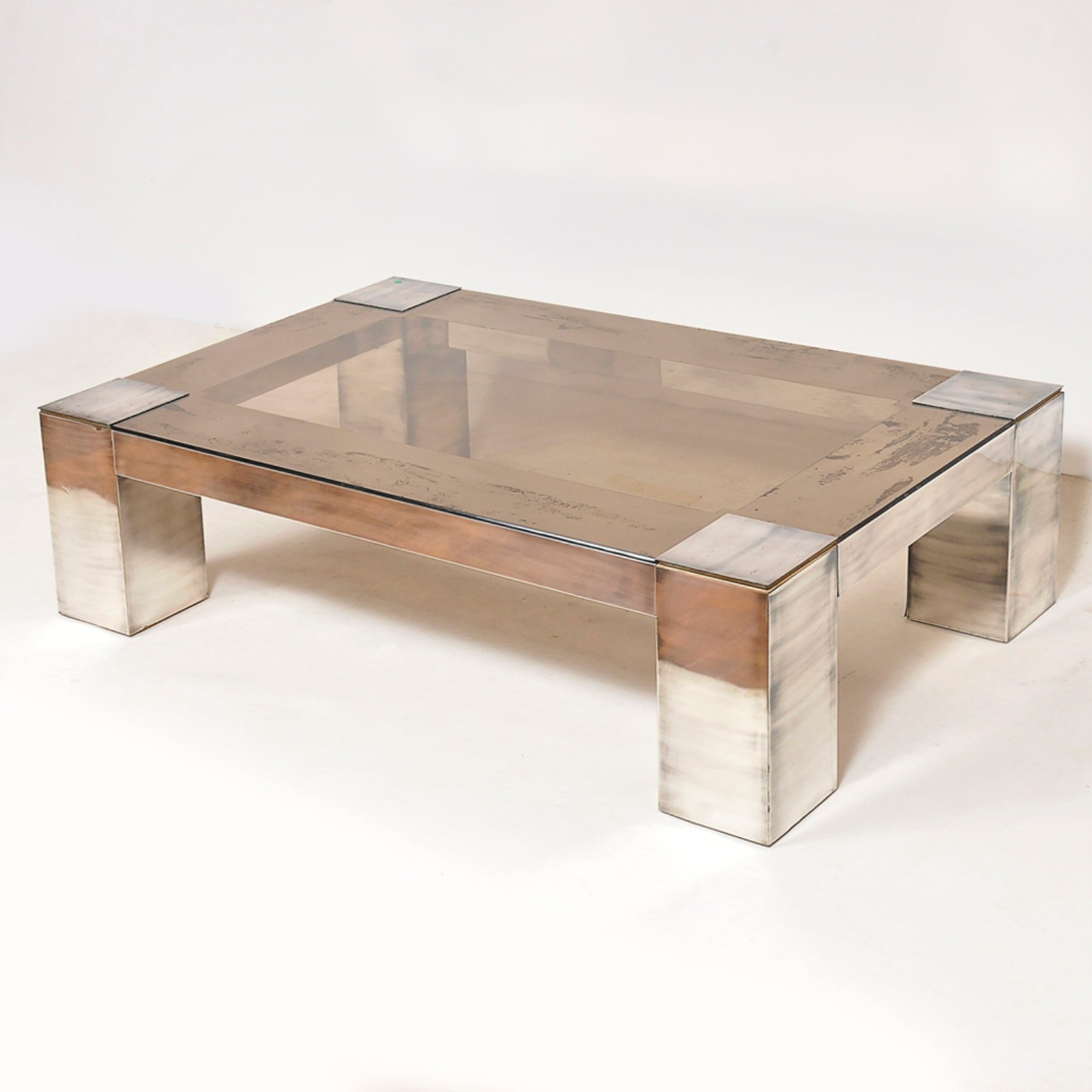 Mesa de centro com estrutura em aço e tampo em vidro fumê. - foto 2 de 2