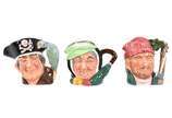 Royal Doulton (1815),  - Lote composto por 3 miniaturas de canecas em cerâmica inglesa ricamente policromadas<br>Representando "Sairey Gamp - D - 5528, The Lumberjack - D - 66