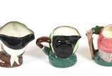 Royal Doulton (1815),  - Lote composto por 3 miniaturas de canecas em cerâmica inglesa ricamente policromadas<br>Representando "Sairey Gamp - D - 5528, The Lumberjack - D - 66