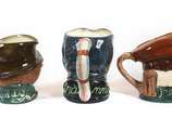 Royal Doulton (1815),  - Lote composto por 3 canecas de coleção em cerâmica inglesa ricamente policromada<br>Representando "Grammy / Paddy / Draure" <br><br><br>O lote encontr
