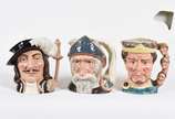 Royal Doulton (1815),  - Lote composto por 3 canecas de coleção em cerâmica ricamente policromada.<br>Representando "Dom Quixote - D - 6455 / Athos - D - 6439 / Macbeth / The 
