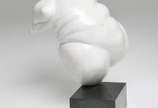 Aguinsky (1942), Torso robusto, 1997 - Escultura em mármore Carrara, apoiada sobra base em granito preto.