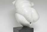 Aguinsky (1942), Torso robusto, 1997 - Escultura em mármore Carrara, apoiada sobra base em granito preto.