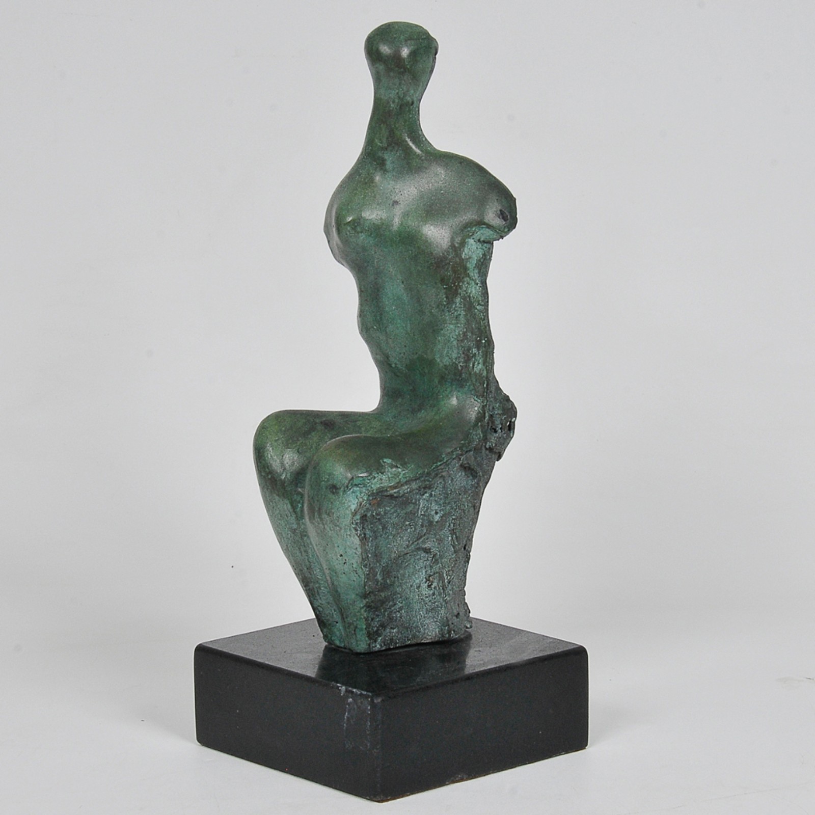 Escultura em bronze patinado representando " Figura sentada ", base... - foto 2 de 6