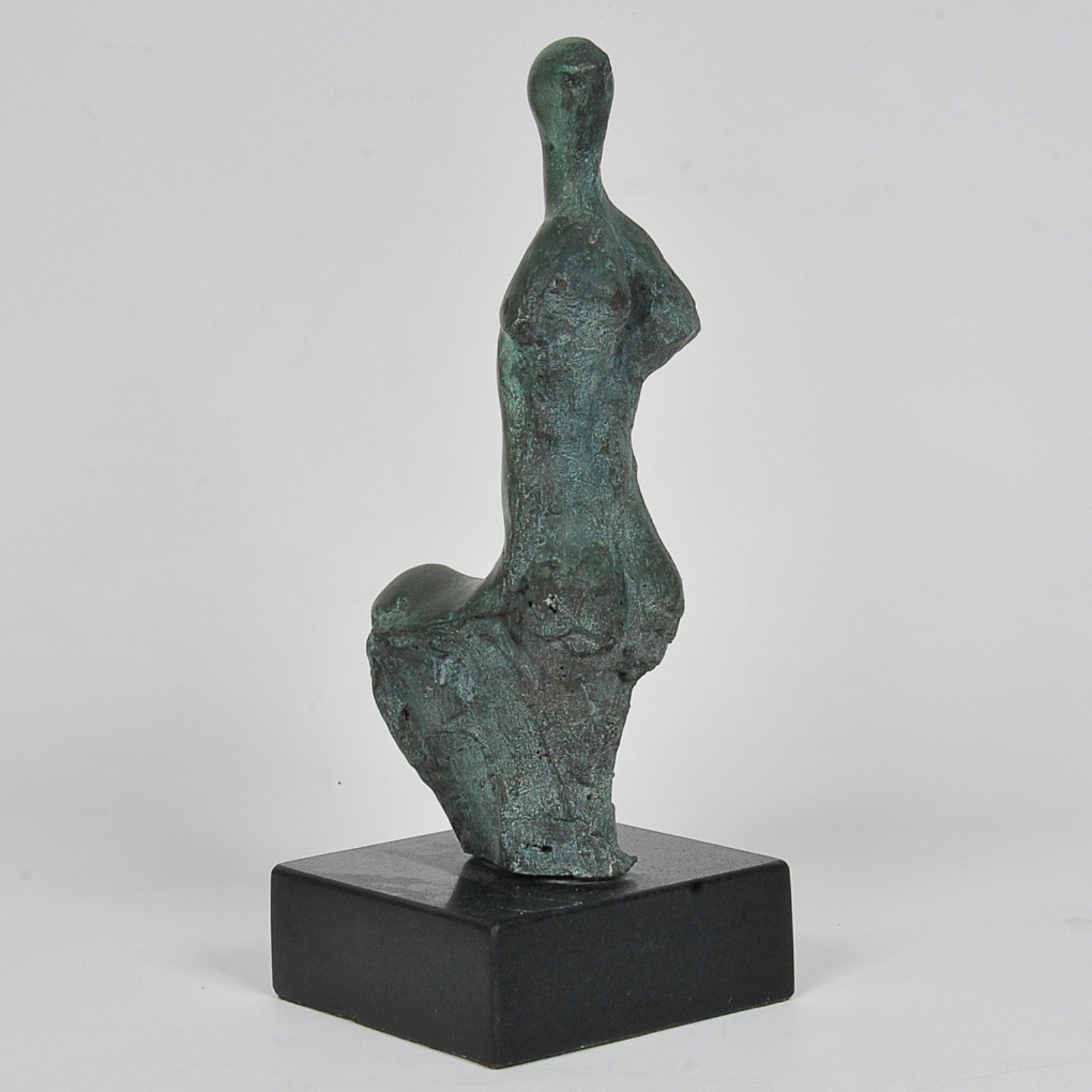 Escultura em bronze patinado representando " Figura sentada ", base... - foto 1 de 6