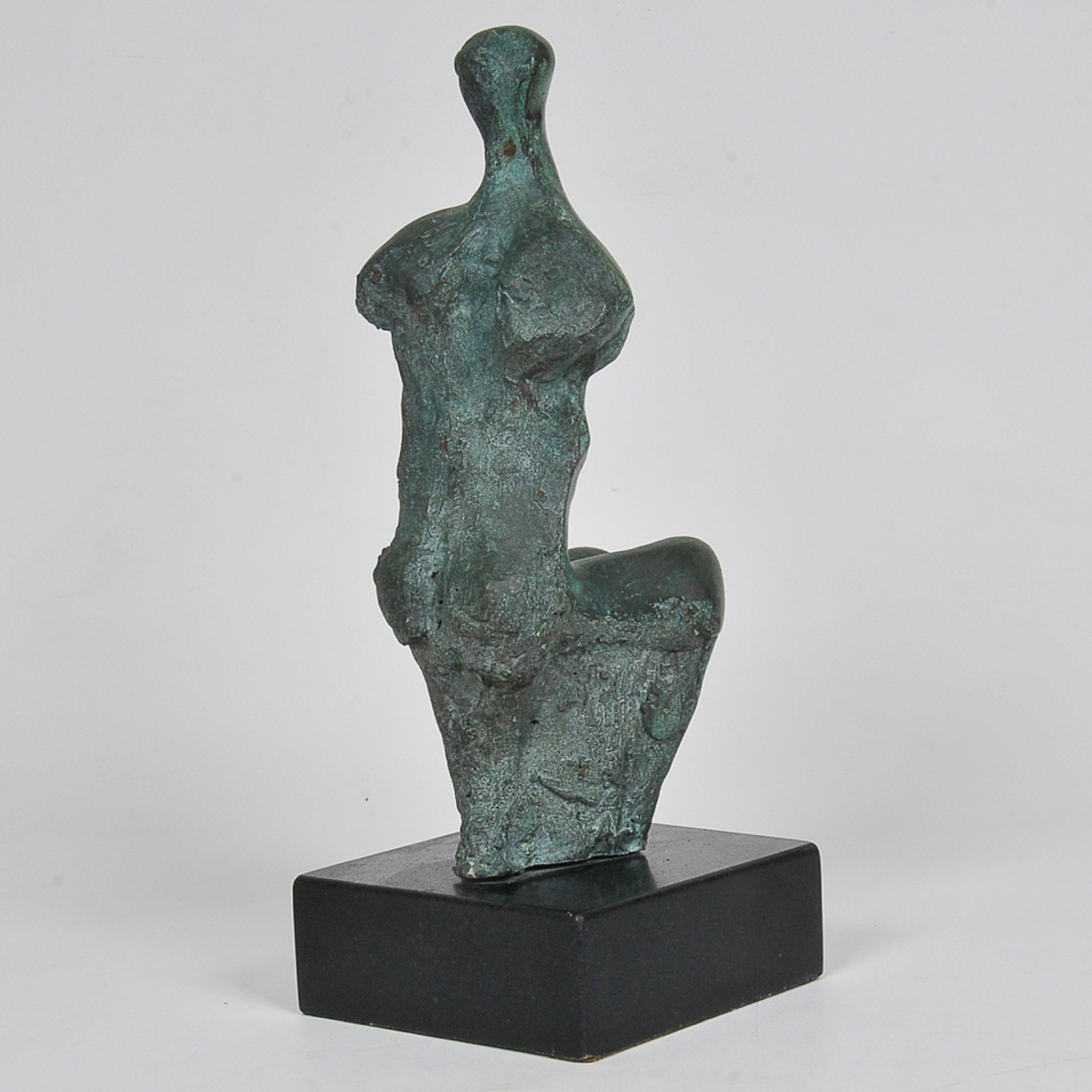 Escultura em bronze patinado representando " Figura sentada ", base... - foto 4 de 6