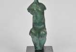 Escultura em bronze patinado representando " Fi... - Escultura em bronze patinado representando " Figura sentada ", base em madeira nobre. 