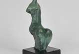 Escultura em bronze patinado representando " Fi... - Escultura em bronze patinado representando " Figura sentada ", base em madeira nobre. 
