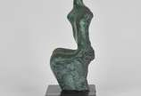 Escultura em bronze patinado representando " Fi... - Escultura em bronze patinado representando " Figura sentada ", base em madeira nobre. 