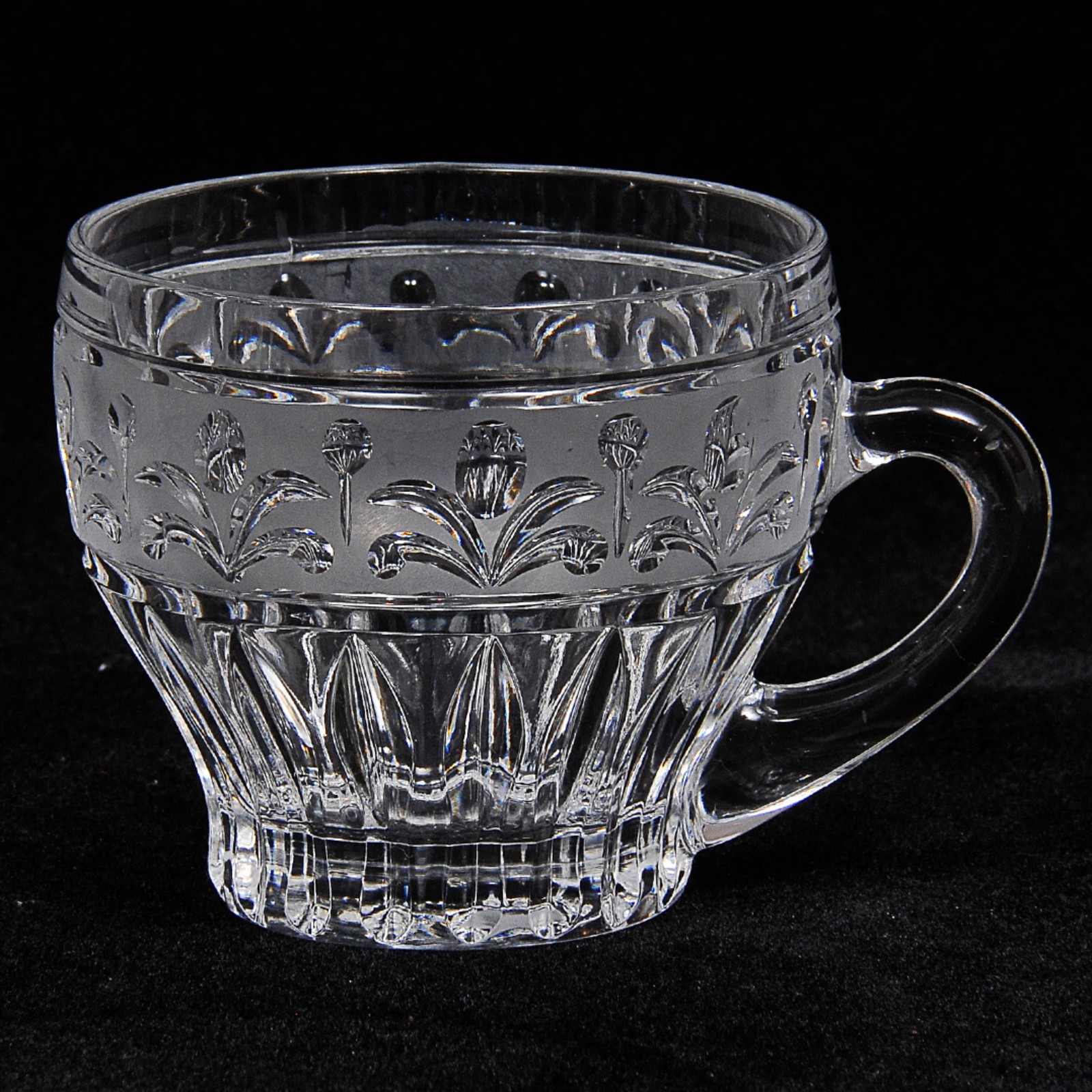 Elegante poncheira em grosso cristal europeu translúcido ricamente... - foto 4 de 4
