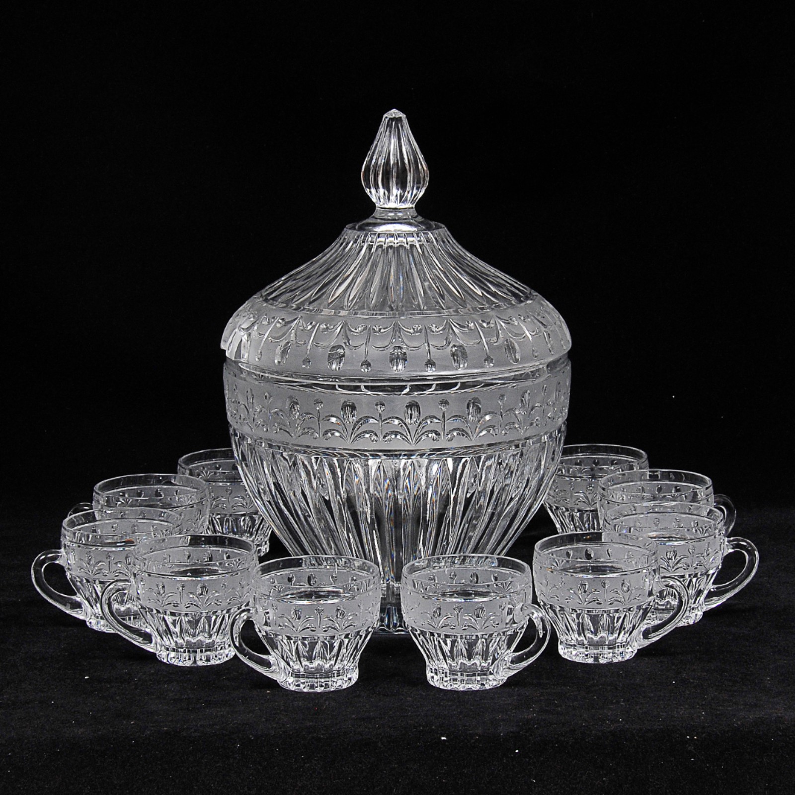 Elegante poncheira em grosso cristal europeu translúcido ricamente... - foto 1 de 4