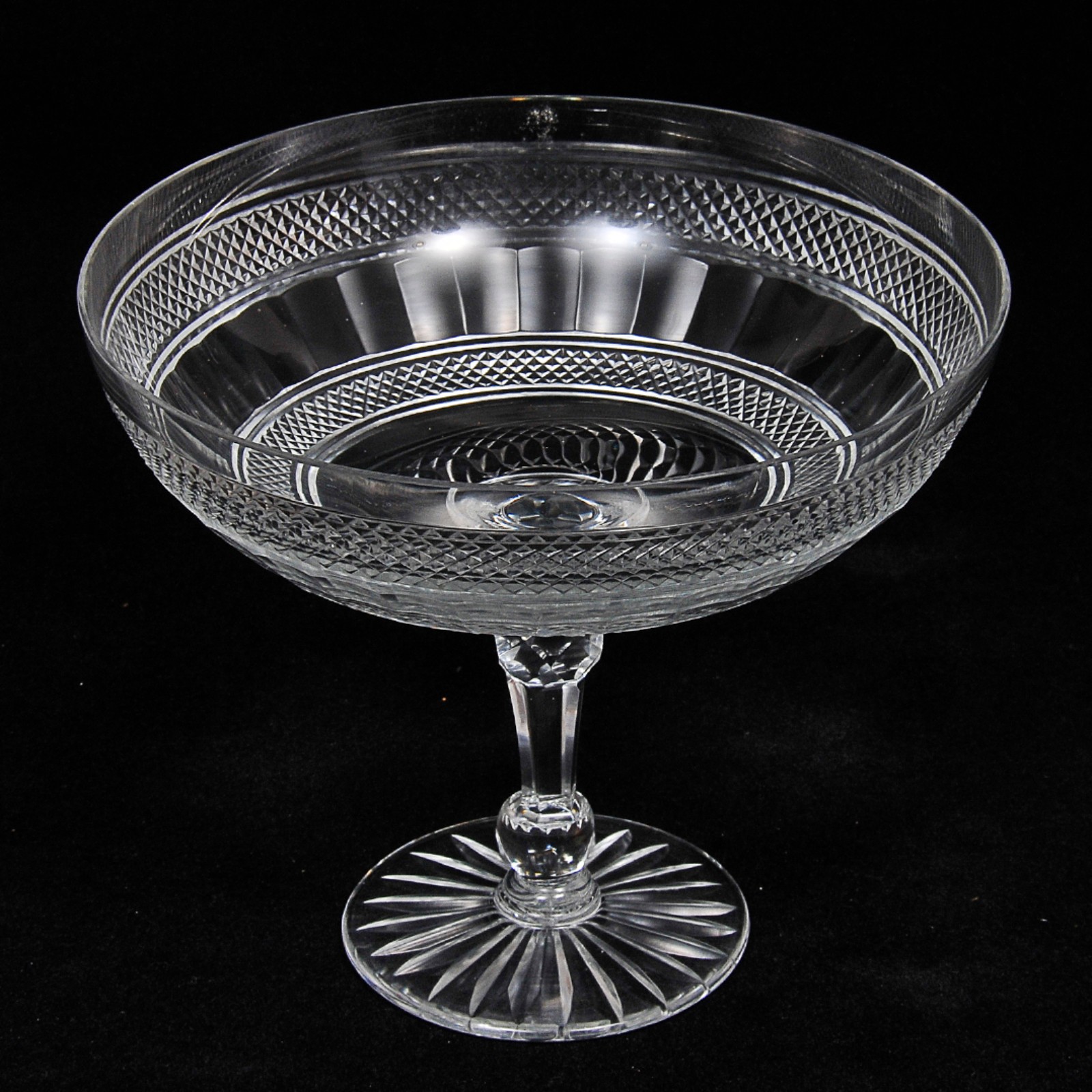Elegante fruteira de pé alto em cristal europeu translúcido ricamente... - foto 2 de 2