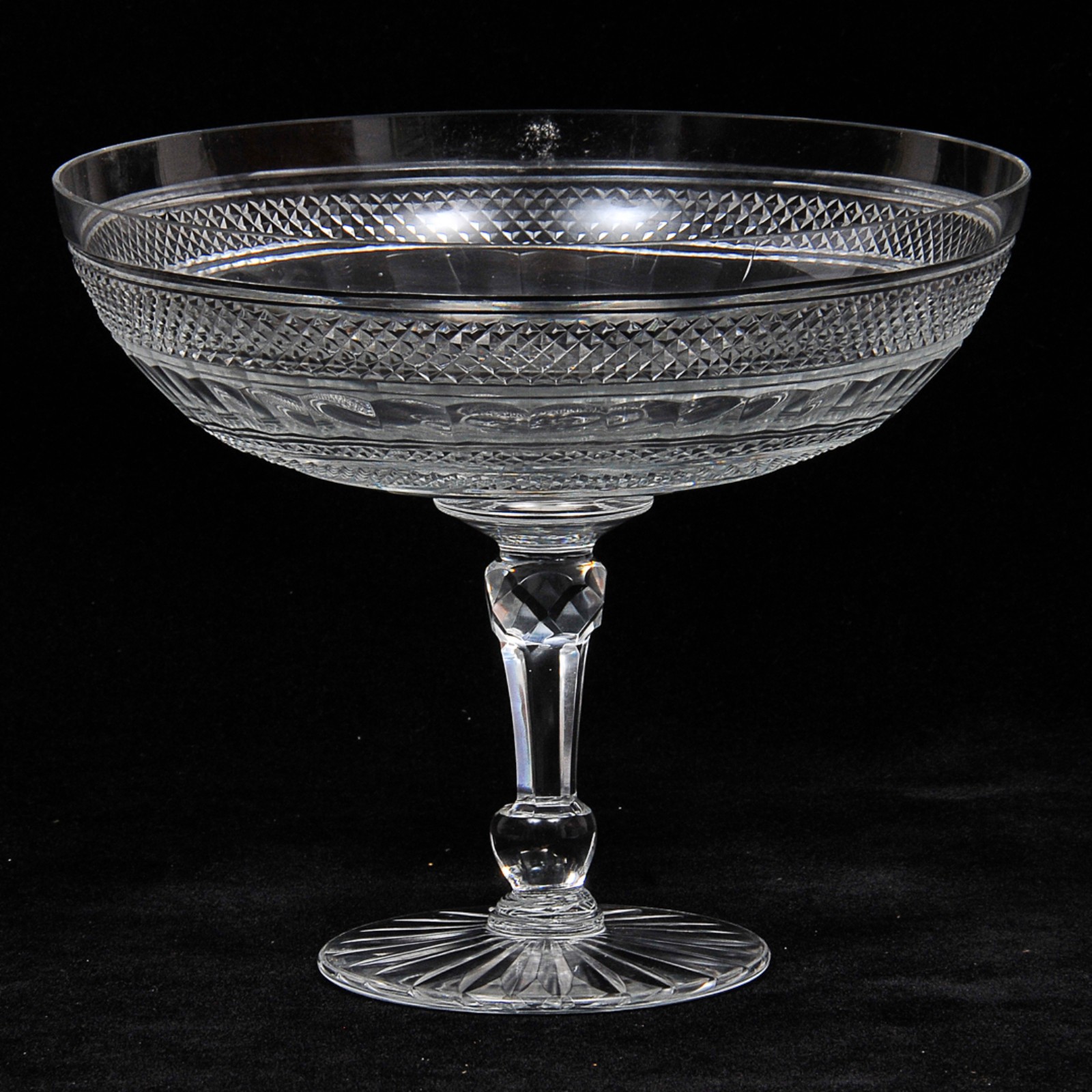 Elegante fruteira de pé alto em cristal europeu translúcido ricamente... - foto 1 de 2