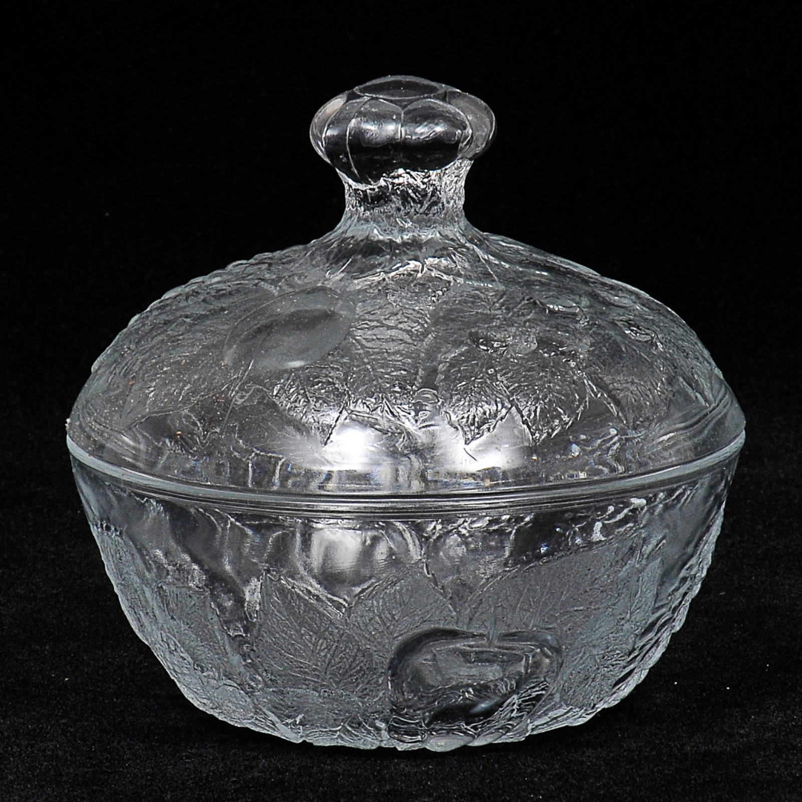Pequeno baleiro em demi cristal translúcido ricamente lapidado com... - foto 1 de 2