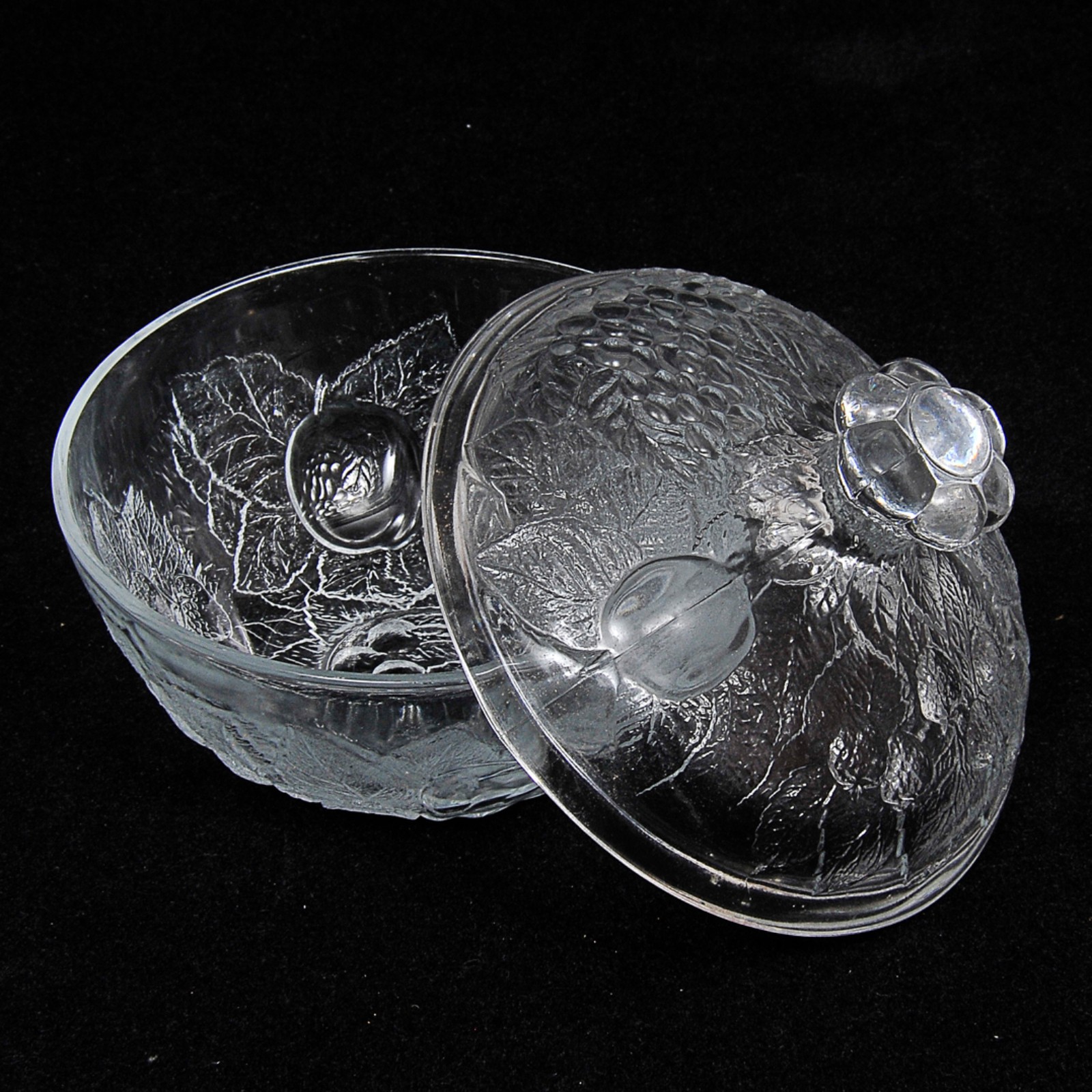 Pequeno baleiro em demi cristal translúcido ricamente lapidado com... - foto 2 de 2