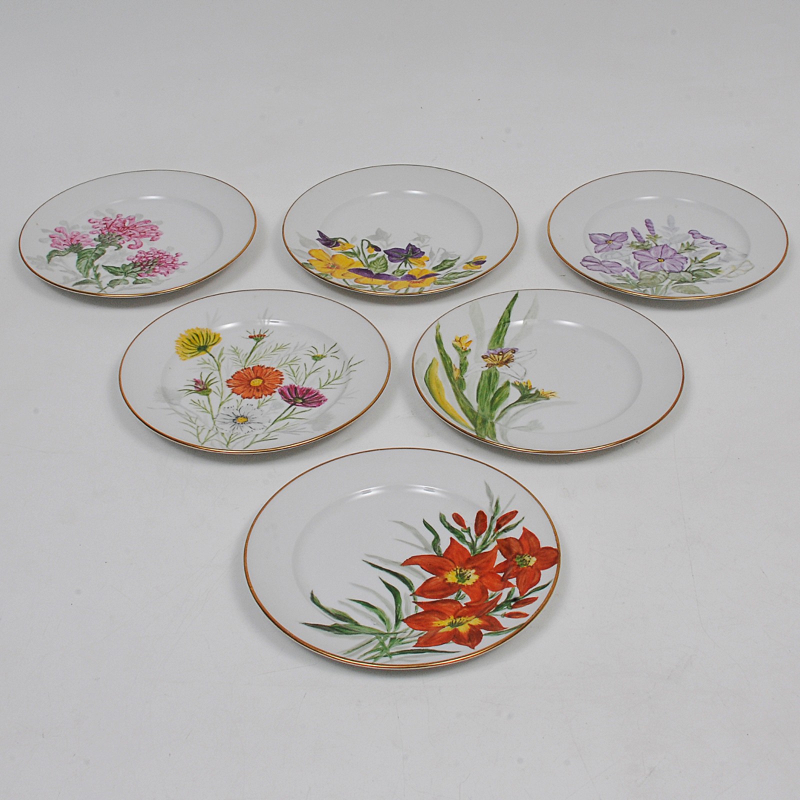 Lote composto por 6 pratos de sobremesa de coleção em porcelana da... - foto 1 de 3