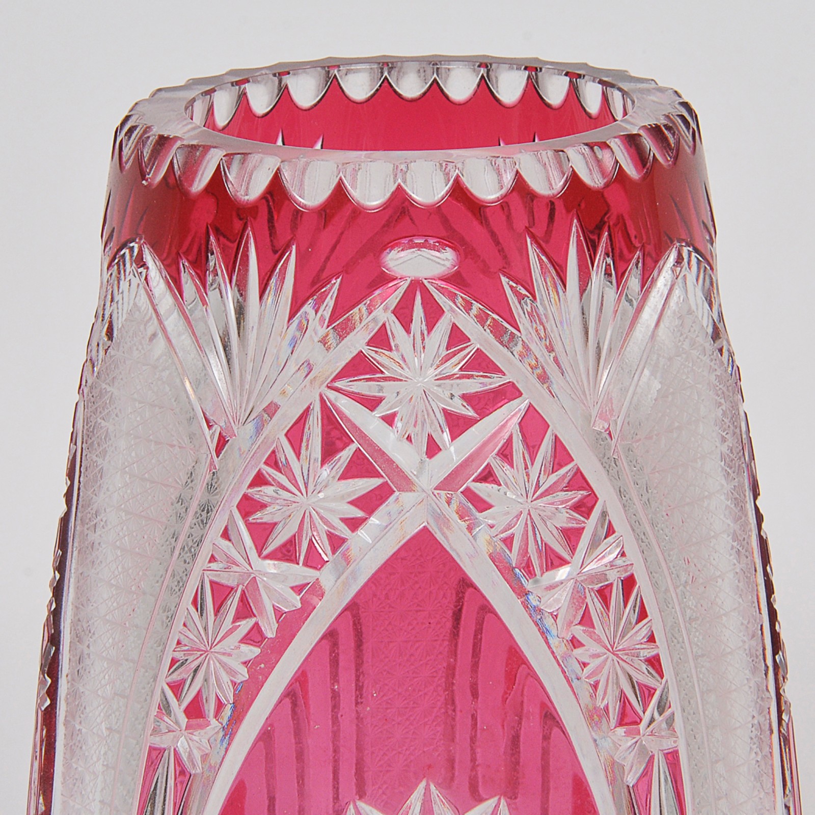 Grande vaso floreira em grosso cristal francês double rubi ricamente... - foto 2 de 3