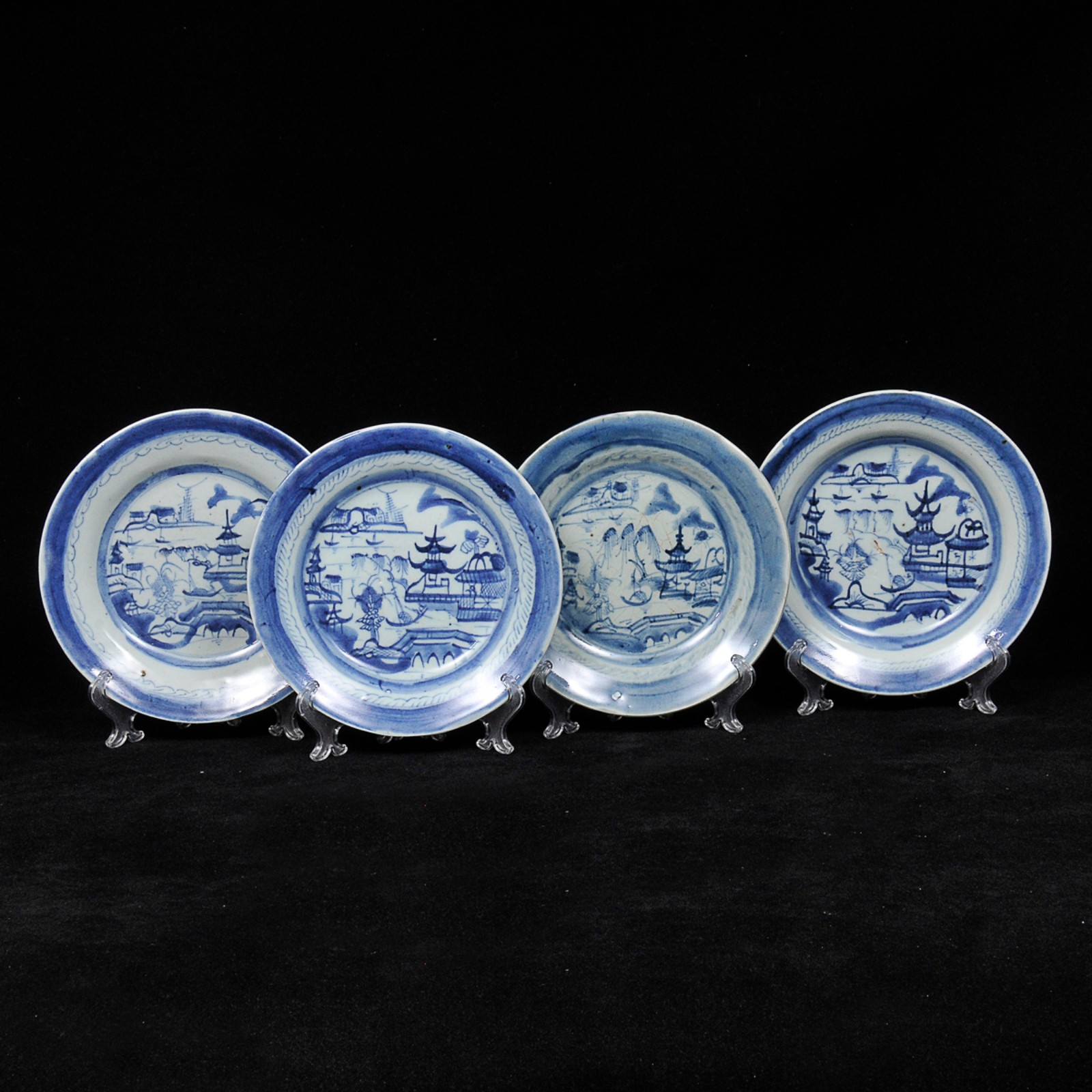 Lote composto por 4 pratos de coleção em porcelana oriental com... - foto 1 de 4